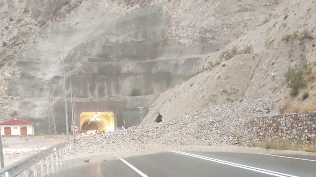 Oltu-Artvin yolu sağanak nedeniyle trafiğe kapandı