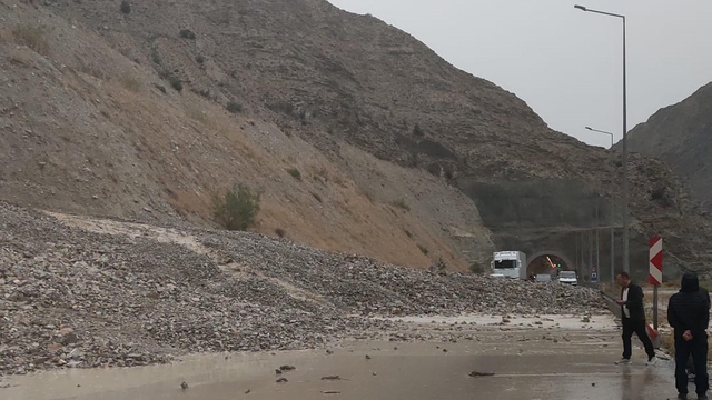 Oltu'da sağanak sele dönüştü, kara yolu ulaşıma kapandı