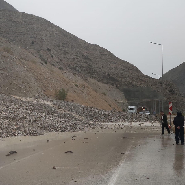 Oltu'da sağanak sele dönüştü, kara yolu ulaşıma kapandı