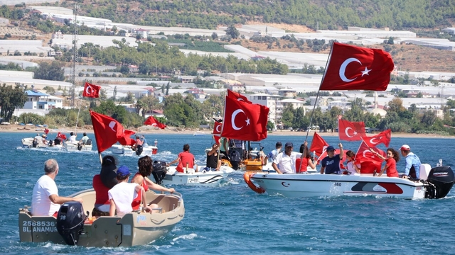 Bozyazı'da amatör balıkçılardan 30 Ağustos'a denizde anlamlı kutlama