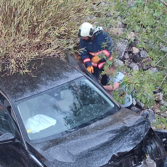 Elazığ'da otomobil şarampole yuvarlandı: 1 yaralı