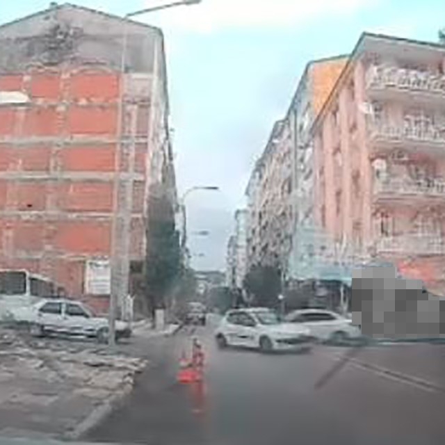 Elazığ'da iki otomobil çarpıştı: Kaza anı kamerada