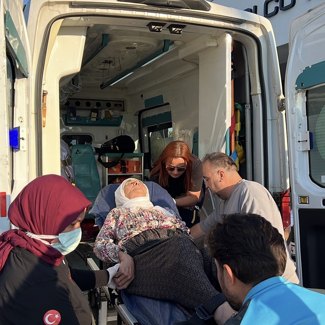 Kazazede yakını, Taşucu Limanı'nda fenalaşarak hastaneye kaldırıldı