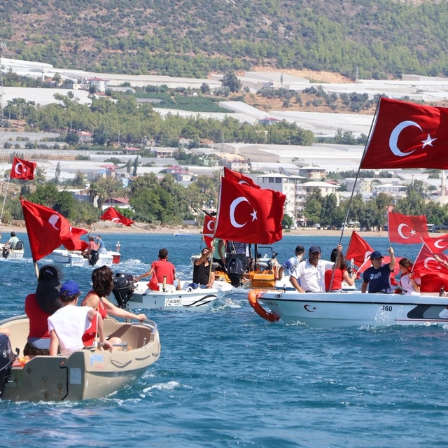 Bozyazı'da amatör balıkçılardan 30 Ağustos'a denizde anlamlı kutlama