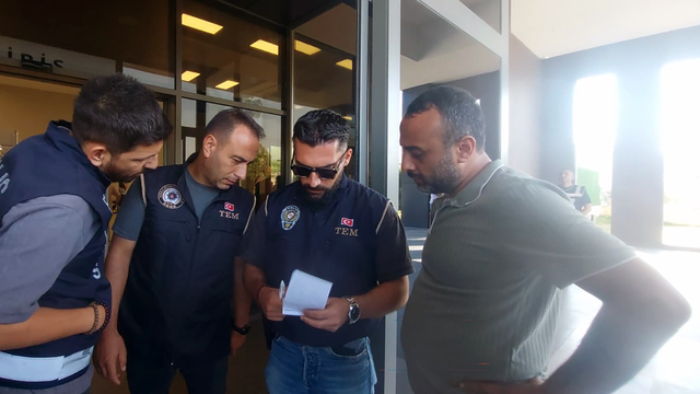 Mersin'in Taşucu Limanı'nda ekipler hazırlık yapıyor (2)
