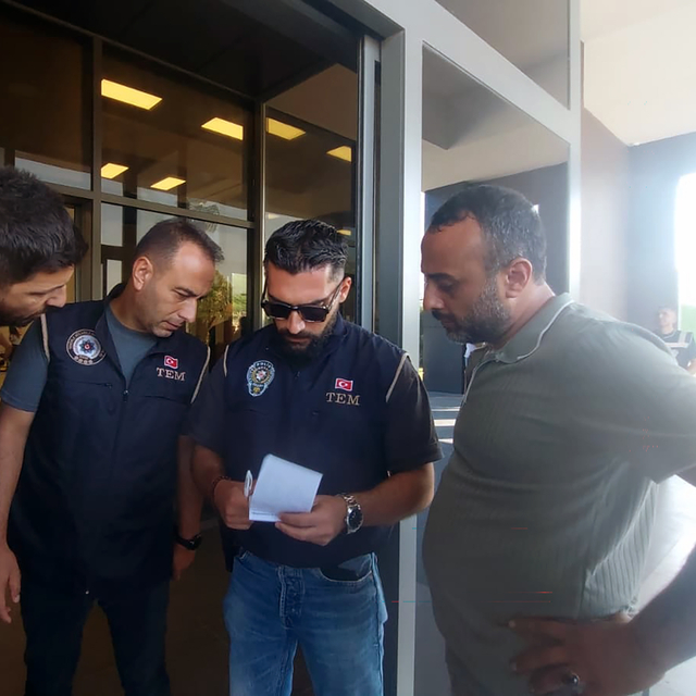 Mersin'in Taşucu Limanı'nda ekipler hazırlık yapıyor (2)