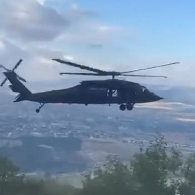 Yürüyüş için çıktığı dağda kayalıklara düştü, askeri helikopter kurtardı