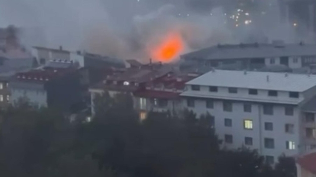 Erzurum'da 5 katlı bir binanın çatısında yangın