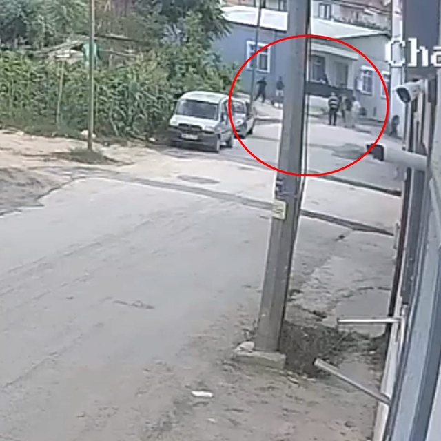 Sokakta tartıştığı kiracısını tüfekle öldürdü; o anlar kamerada