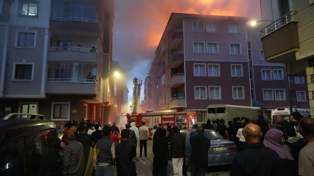 Erzurum'da korkutan çatı yangını