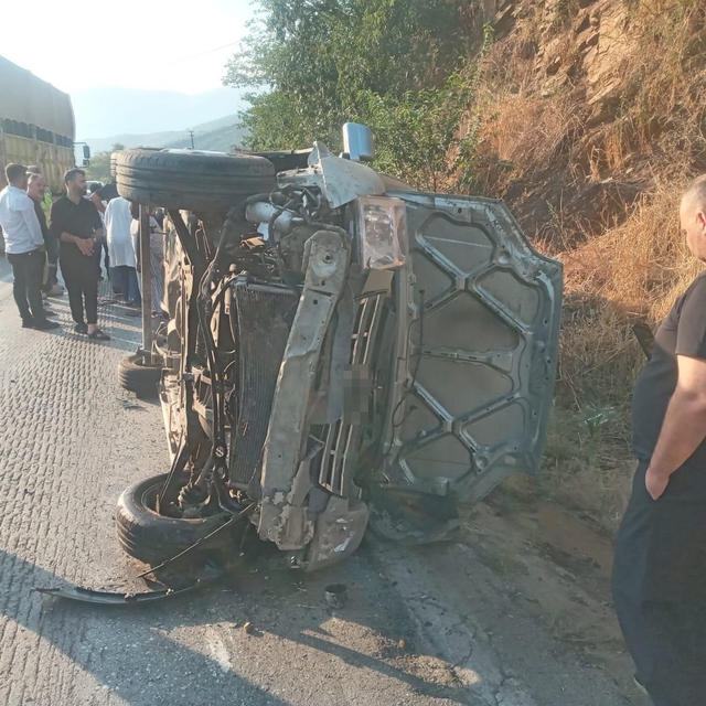 Osmaniye'de kontrolden çıkan hafif ticari araç yan yattı: 4 yaralı