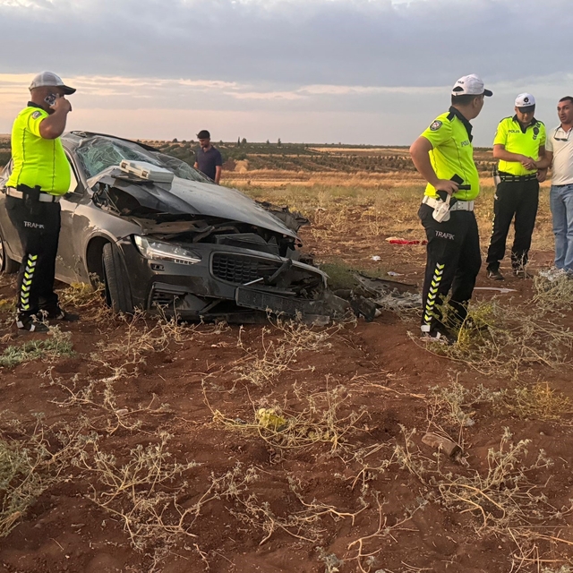 Şanlıurfa'da devrilen otomobil hurdaya döndü: 9 yaralı