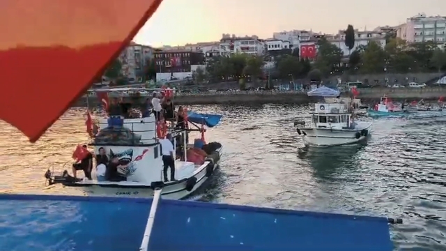 Tekneler denizde konvoy yaptı