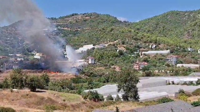 Helikopter pilotunun dikkati sayesinde yangın büyümeden söndürüldü
İkmal için havalimanına gelirken görüp ilk sortiyi yaptı yangının büyümesini önledi