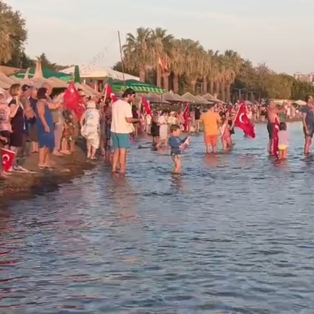 Erdek'te 30 Ağustos coşkusu: Teknedeki müziğe sahildeki tatilciler bayrakla...