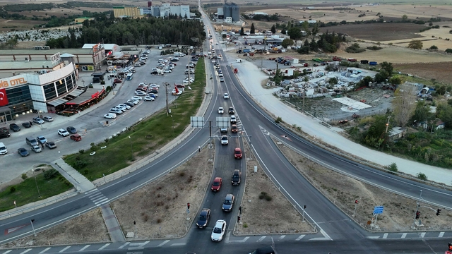 Edirne'de tatilciler sahillerden dönüşte uzun araç kuyrukları oluşturdu