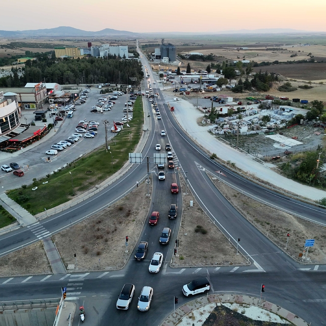 Edirne'de tatilciler sahillerden dönüşte uzun araç kuyrukları oluşturdu