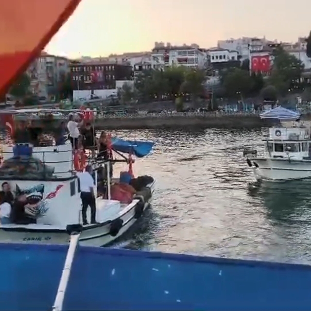 Tekneler denizde konvoy yaptı