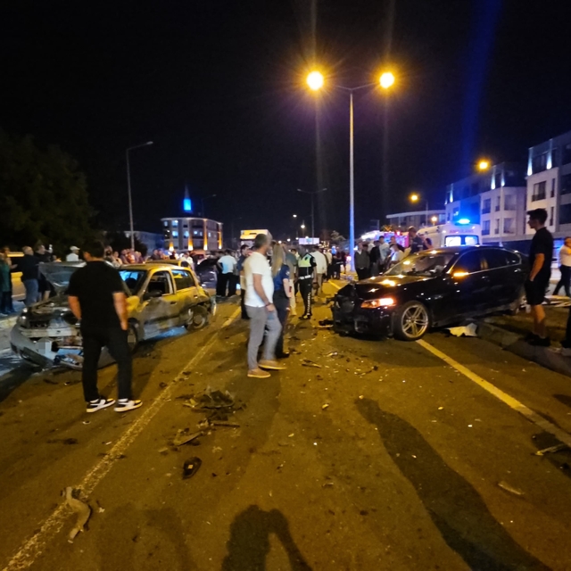 Düzce'de 6 araçlı zincirleme kaza: 2 yaralı