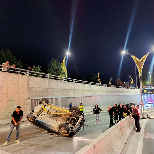 Alt geçitte iki otomobil çarpıştı: 4 yaralı