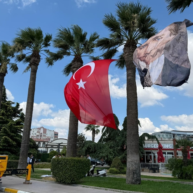 Balıkesir'de Türk bayrağının yanına Cumhurbaşkanı Erdoğan'ın fotoğrafının a...