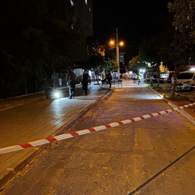 Kaldırımda yürürken silahlı saldırıda yaralandı