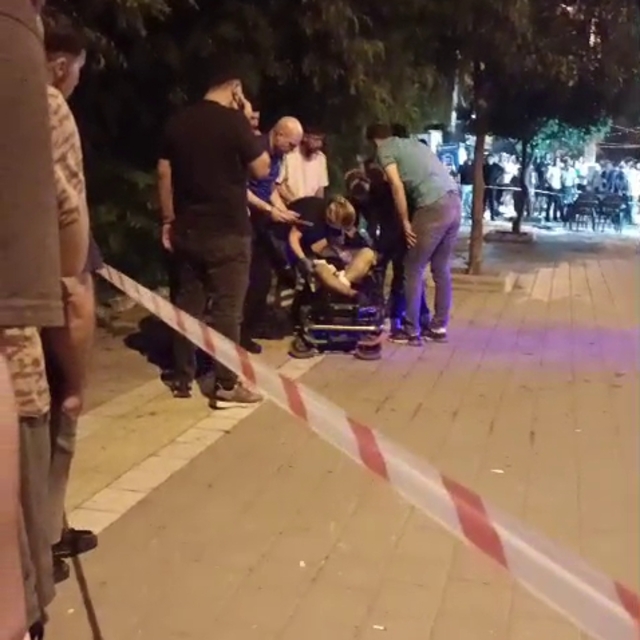 Kaldırımda yürürken silahlı saldırıda yaralandı