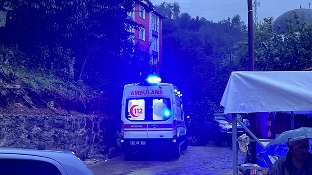 Giresun'da sağanak yağış etkili oldu
Heyelan tehlikesi nedeniyle, engelli vatandaş evinde tahliye edildi
