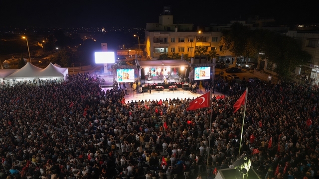Kilis'te 30 Ağustos'ta Türkiye-Azerbaycan kardeşliği sahneye yansıdı
Kilis'te 30 Ağustos coşkusu: Azerin konseriyle meydan doldu taştı