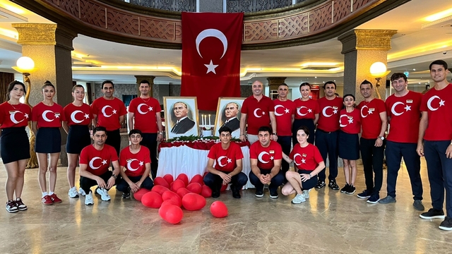 Bodrum'da otel personeli 30 Ağustos'a bayraklı kıyafetlerle damga vurdu