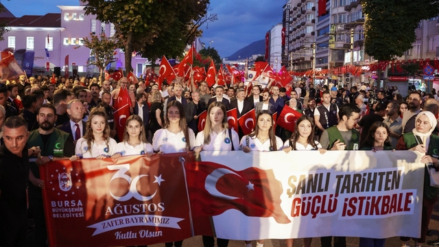 Bursa'da 30 Ağustos Zafer Bayramı kutlamaları Elif Buse Doğan konseriyle sona erdi