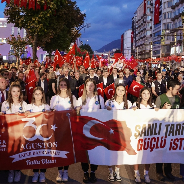 Bursa'da 30 Ağustos Zafer Bayramı kutlamaları Elif Buse Doğan konseriyle so...