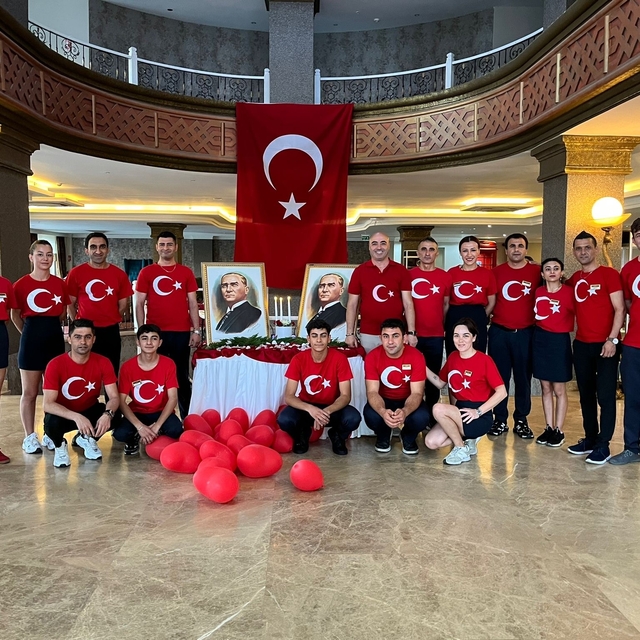Bodrum'da otel personeli 30 Ağustos'a bayraklı kıyafetlerle damga vurdu