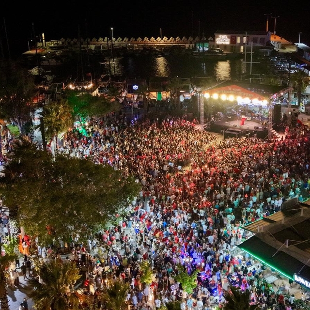 Bodrum'da binlerce kişi 30 Ağustos Zafer Bayramı'nı kutladı