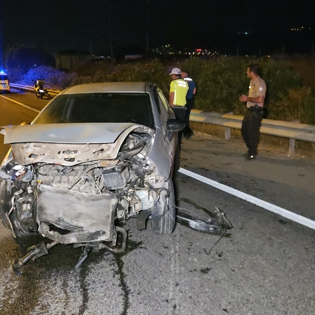 Bursa'da otomobil bariyerlere çarptı: 1 yaralı