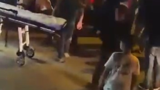 Yolun karşısına geçerken otomobil çarptı: 1'i ağır 2 yaralı