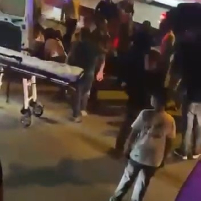 Yolun karşısına geçerken otomobil çarptı: 1'i ağır 2 yaralı