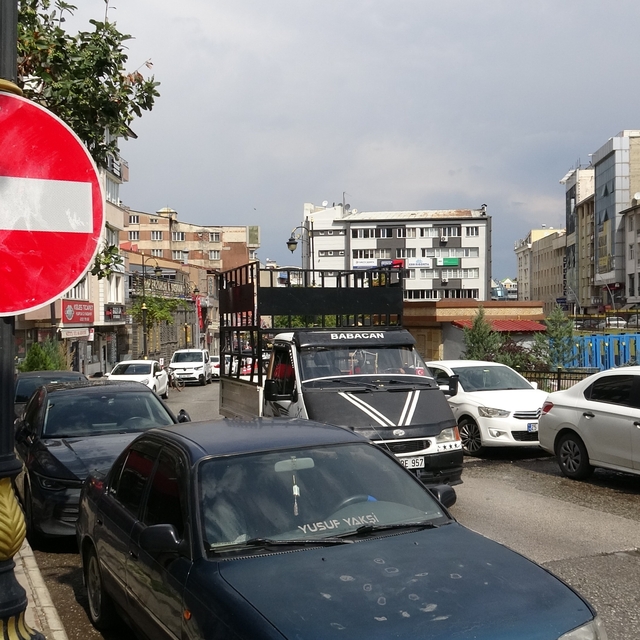 Esnafın kendi astığı tabela ses getirdi, belediye harekete geçti