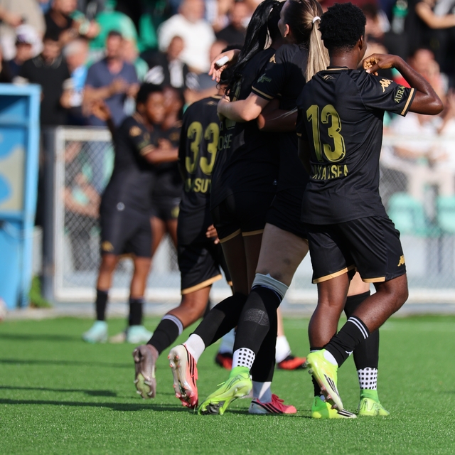 Laurıe Ann Moıse sezona hat-trick yaparak başladı