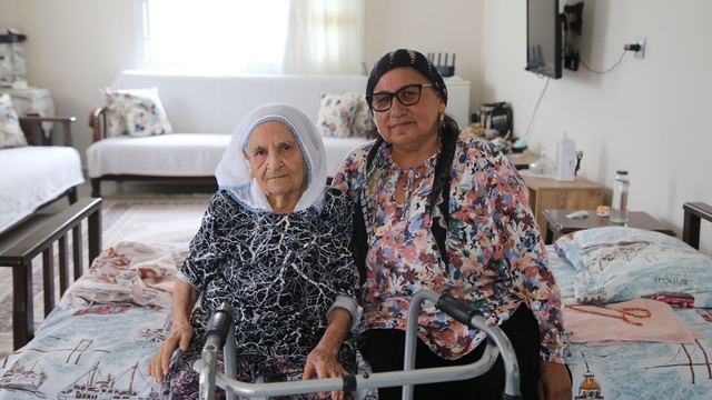 98 yaşındaki Şemsi teyzenin evinin yoluna parke taşı döşendi