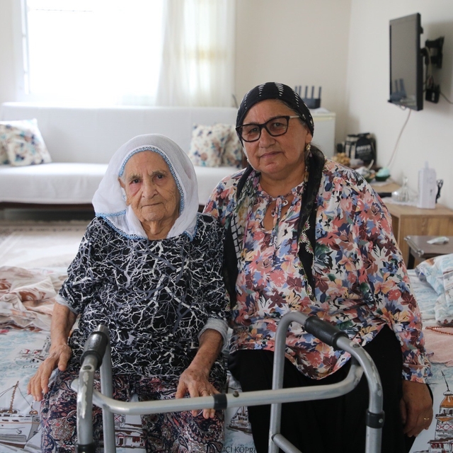 98 yaşındaki Şemsi teyzenin evinin yoluna parke taşı döşendi