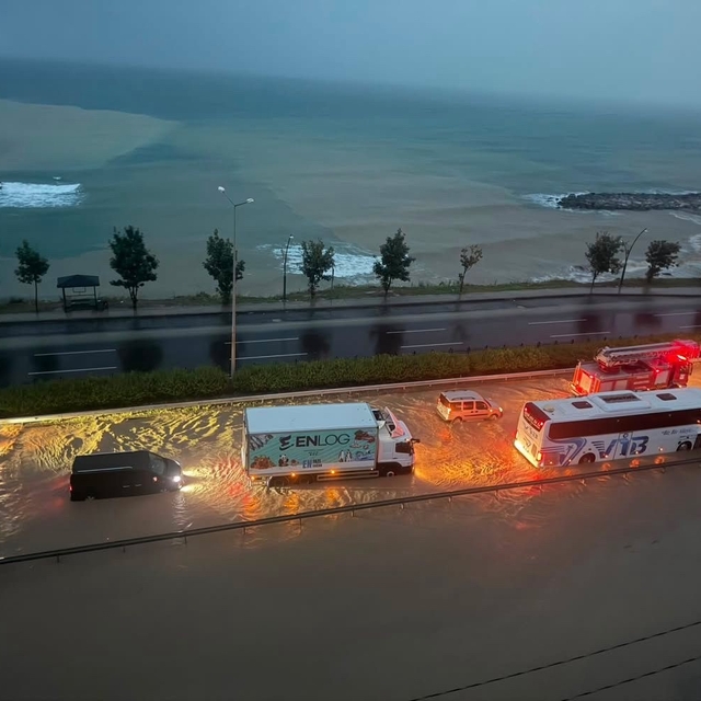 Giresun'da sağanak yağış Karadeniz Sahil Yolu'nu suyla doldurdu