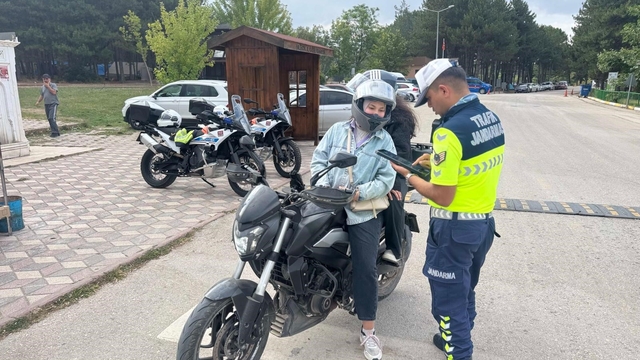 Jandarmadan motosiklet sürücüsü denetimi ve eğitim faaliyeti