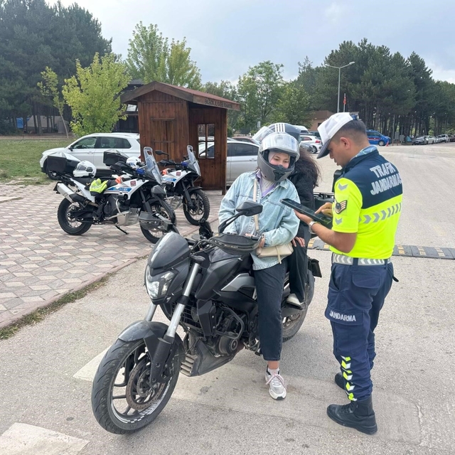Jandarmadan motosiklet sürücüsü denetimi ve eğitim faaliyeti