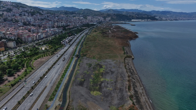 Henüz temeli atılmadı ama çalışmalar sürüyor
11 yıl önce dolgu çalışmaları ile başlayan Gülcemal Projesi'nde temel atma törenine sayılı günler kaldı
Projede çocuklar için oyun ve eğlence alanları, gençler için adrenalin, aktivite ve spor alanları, yaşlılar ve emektarlar için ise özel yaşam alanları oluşturulacak.
Yaklaşık 1 kilometrelik bölümün plaj olarak düzenlenmesi planlanırken, ziyaretçilere yönelik doğal yaşam alanları da projede yer alacak
Trabzon Büyükşehir Belediye Başkanı Ahmet Metin Genç: "Şu anda Gülcemal'de çalışmalar başladı"
"İnşallah 10-11 Eylül'de Uzunkum Yaşam Alanı'mızda ciddi bir temel atma merasimi yapacağız"