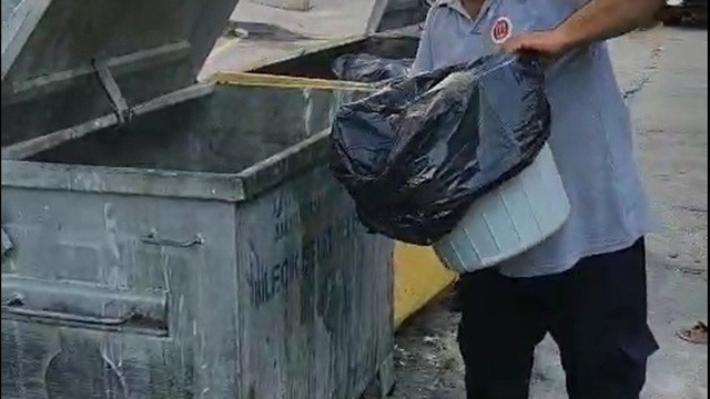 Çöp konteynırı tutuştu, temizlik işçisi anında müdahale etti