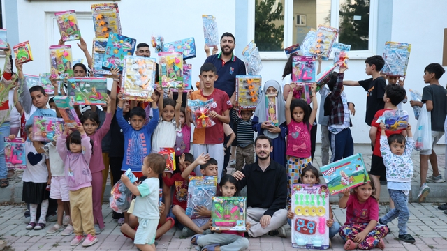 Elazığ'da Rojin Kabaiş anısına, çocuklara oyuncak dağıtıldı