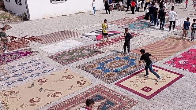 Halı sahaları olmayınca 20'den fazla halıyı yan yana serip kendi sahalarını yaptılar