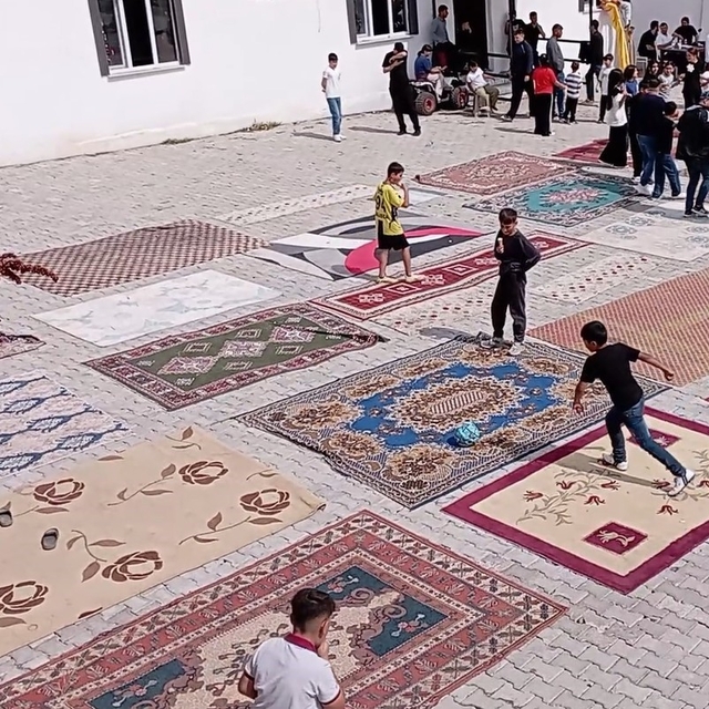 Halı sahaları olmayınca 20'den fazla halıyı yan yana serip kendi sahalarını...