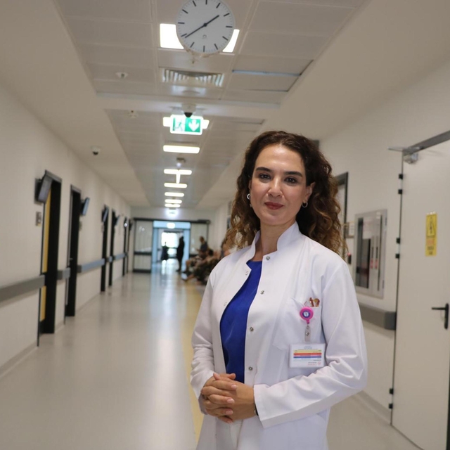 Sürekli öne eğilmek boynu zorluyor: 5 kiloluk baş, 25 kiloluk yüke dönüşüyo...